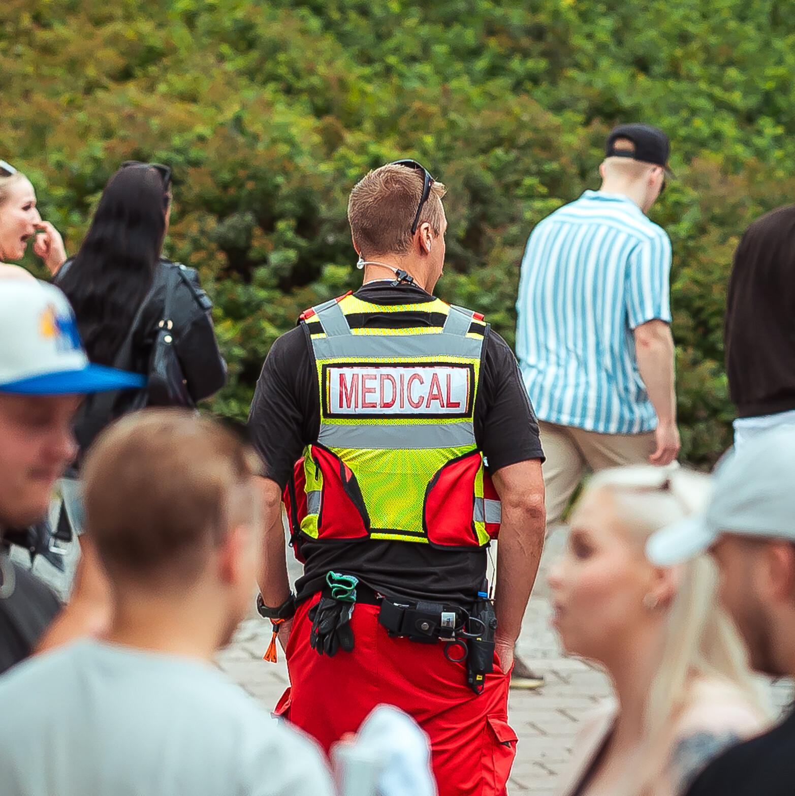 Ensiavun henkilökuntaa