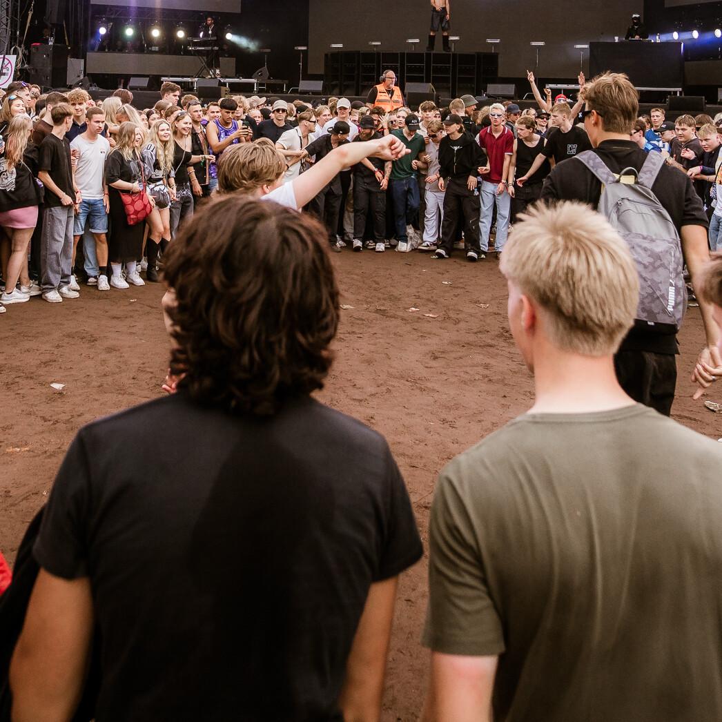 Crowd surfing ja mosh pitit