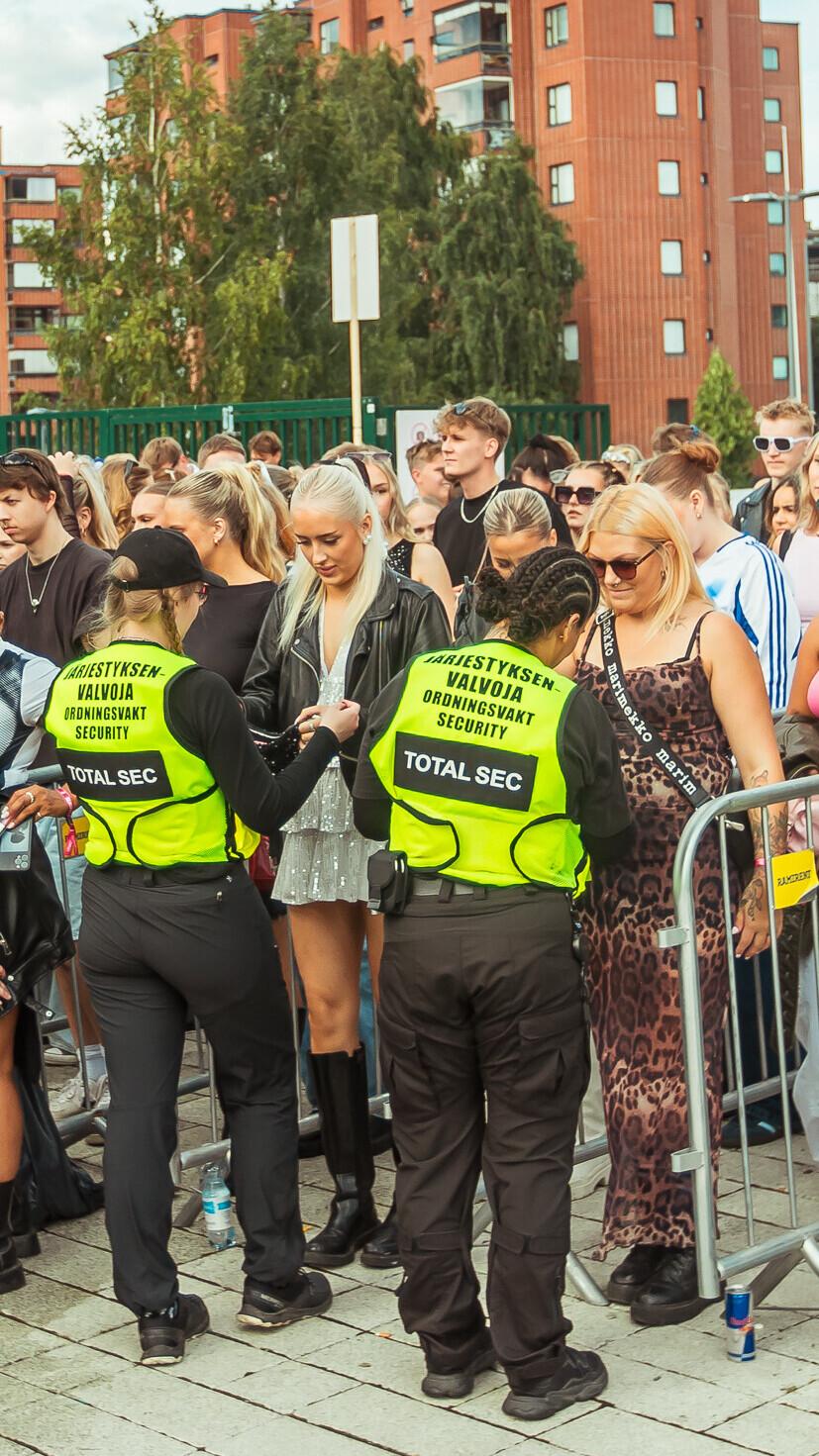 Turvatarkastus festivaalialueen porteilla
